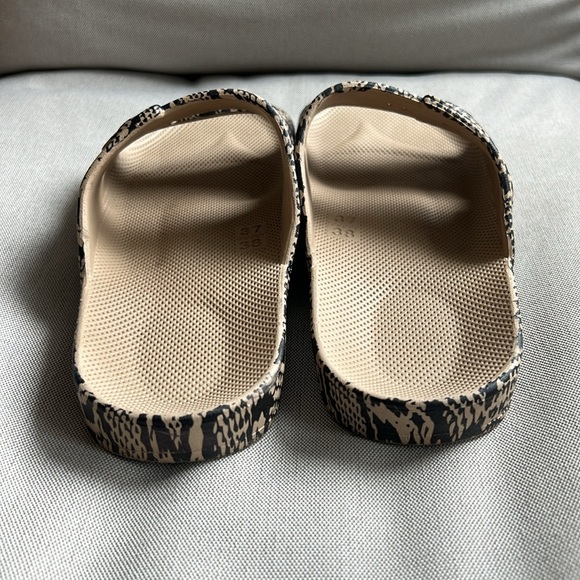 Freedom Moses Slide Sandal - Sand Snake Print - EU 37/38 (US W 7/8) - Picture 5 of 7